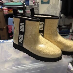 UGG classic clear, mini Boots size 9